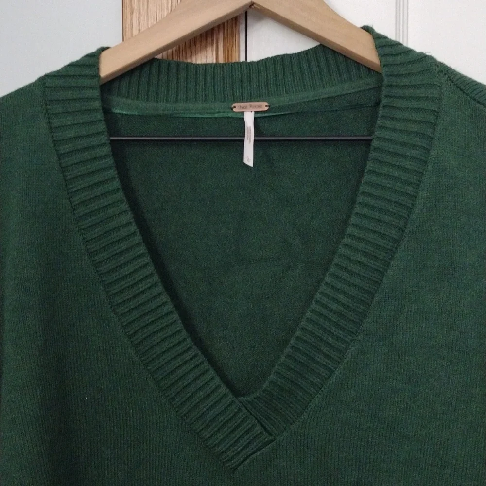FREE PEOPLE V- Neck Sweater Green Size L NWT - Picture 7 of 13